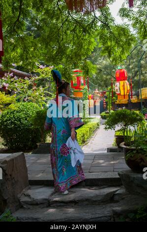Una cameriera vestita con un costume storico al ristorante Bai Jia da Yuan di Pechino, Cina. Foto Stock