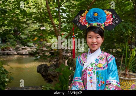 Una cameriera vestita con un costume storico al ristorante Bai Jia da Yuan di Pechino, Cina. Foto Stock