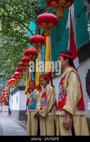 Il personale del ristorante del Bai Jia da Yuan Restaurant a Pechino, Cina, vestito con costumi storici. Foto Stock