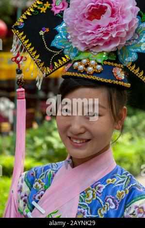 Una cameriera vestita con un costume storico al ristorante Bai Jia da Yuan di Pechino, Cina. Foto Stock