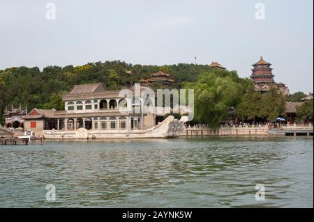 Vista della barca in marmo sul Lago di Kunming con Longevity Hill al Palazzo d'Estate, che era il giardino imperiale della Dinastia Qing, a Pechino, Cina. Foto Stock