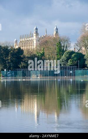 Inondazioni, Home Park, Windsor, Berkshire, Regno Unito. 10th febbraio 2014. Il fiume Tamigi scoppia la sua banca a seguito di forti piogge e inondazioni giocando campi utilizzati dal Windsor Rugby Club. Credito: Maureen Mclean/Alamy Foto Stock