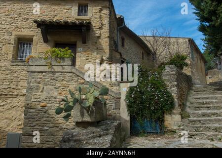 Una scena di strada nel villaggio di Chateauneuf-du-Pape, che è nel dipartimento di Vaucluse, Provenza-Alpi-C󳣠d Azzurra nella Francia sudorientale. Foto Stock