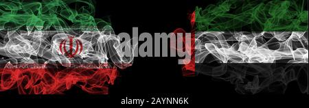 Bandiere di Iran ed Emirati Arabi Uniti su sfondo nero, Iran vs Emirati Arabi Uniti bandiere fumo Foto Stock