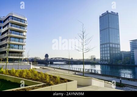 Appartamento di lusso costruzione ONDA, ponte Elsenbrücke e TreptTowers a River Spree, Berlino, Germania Foto Stock