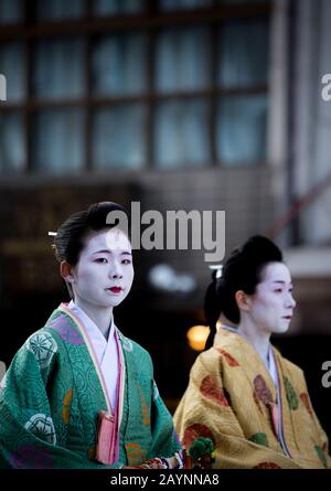 Due Signore vestite come geishe in Jidai Matsuri. Kyoto, Giappone Foto Stock