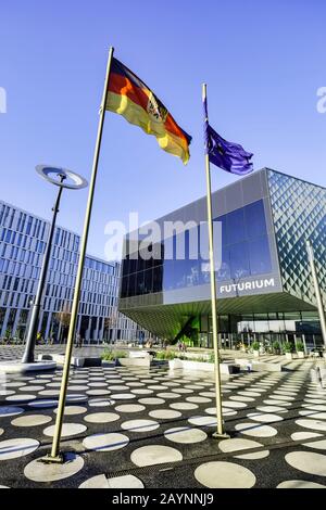 Bandiere di fronte al palazzo espositivo Futurium, Berlino, Germania Foto Stock