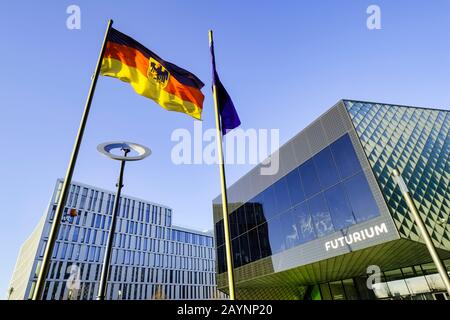 Bandiere di fronte al palazzo espositivo Futurium, Berlino, Germania Foto Stock