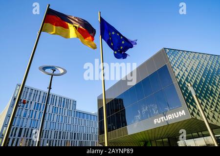 Bandiere di fronte al palazzo espositivo Futurium, Berlino, Germania Foto Stock