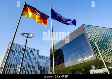 Bandiere di fronte al palazzo espositivo Futurium, Berlino, Germania Foto Stock