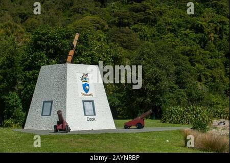 Il monumento al Capitano Cook presso lo storico Meretoto (Ship Cove) in Queen Charlotte Sound nei Marlborough Sounds della South Island, che era CA Foto Stock
