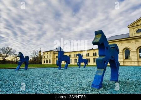 Sculture Blue Horses A Marstall, Schwerin, Mecklenburg Western Pomerania, Germania Foto Stock