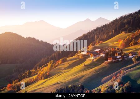 Villaggio rurale alpino di montagna nelle alpi Dolomiti. Famosa destinazione di viaggio Foto Stock