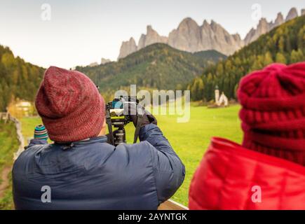 21 OTTOBRE 2018, SANTA MAGDALENA, ITALIA: Corso di formazione su come fotografare paesaggi in montagna nella valle delle Funes, Dolomiti Foto Stock