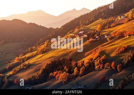 Villaggio rurale alpino di montagna nelle alpi Dolomiti. Famosa destinazione di viaggio Foto Stock