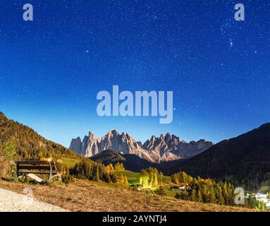 Valle Funes in montagna Dolomiti di notte. Stelle e chiaro di luna sulla catena montuosa di Odle Foto Stock