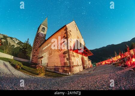 Chiesa di Santa Maddalena di notte in Italia Foto Stock