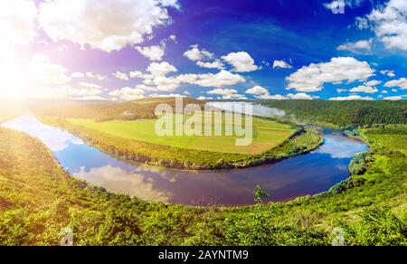 La molla Dnister paesaggio fluviale a Ternopil regione dell'Ucraina occidentale. Idillica vista da sopra con il cielo blu e nuvole bianche. Panorama Foto Stock