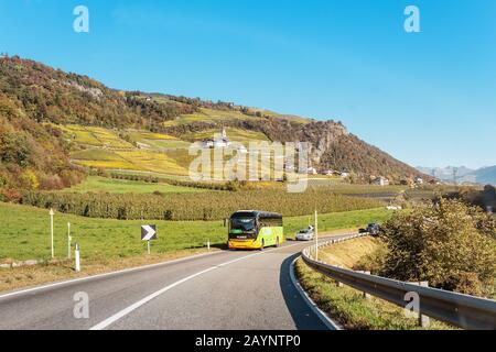 21 OTTOBRE 2018, REGIONE DI BOLZANO, ITALIA: Autobus interurbano di Flixbus su una strada di montagna Foto Stock