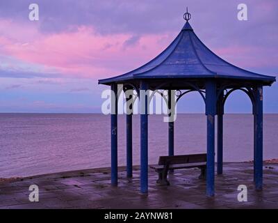 Sheerness, Kent, Regno Unito. 16th Feb, 2020. Tempo nel Regno Unito: Tramonto a Sheerness, Kent come Storm Dennis passa. Credito: James Bell/Alamy Live News Foto Stock