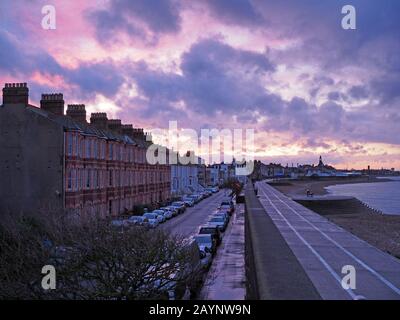 Sheerness, Kent, Regno Unito. 16th Feb, 2020. Tempo nel Regno Unito: Tramonto a Sheerness, Kent come Storm Dennis passa. Credito: James Bell/Alamy Live News Foto Stock