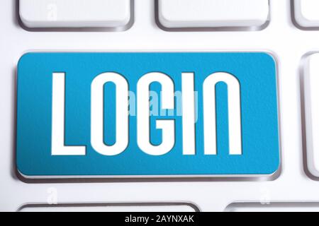 Pulsante Di Accesso Blu Su Una Tastiera Bianca Foto Stock