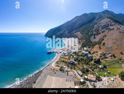 Foto panoramica aerea della spiaggia di Agia Roumeli a Chania di Creta, Grecia. Il villaggio di Agia Roumeli si trova all'ingresso della gola Samaria in Foto Stock