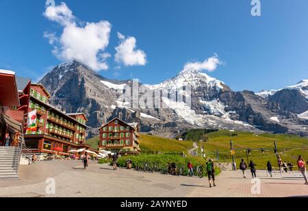 Vista dall'Eiger Ultra Trail dalla stazione Kleine Scheidegg alla città di Wengen nelle Alpi svizzere. Foto Stock