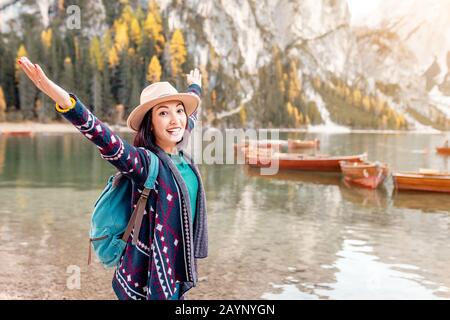 Ragazza asiatica al maestoso lago di Braies in Alto Adige, Italia. Vacanze e avventura all'aperto nel concetto di parco naturale Foto Stock