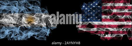 Bandiere di Argentina e Stati Uniti su sfondo nero, Argentina vs USA bandiere fumo Foto Stock