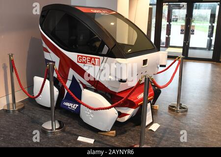 Pod Senza Conducente. Una piccola auto a guida autonoma in Un Senso Di Luogo e Di Tempo – una nuova mostra temporanea sul tessile al Museo Milton Keynes, che si svolge fino al 26th aprile 2020. Buckinghamshire, Regno Unito Foto Stock