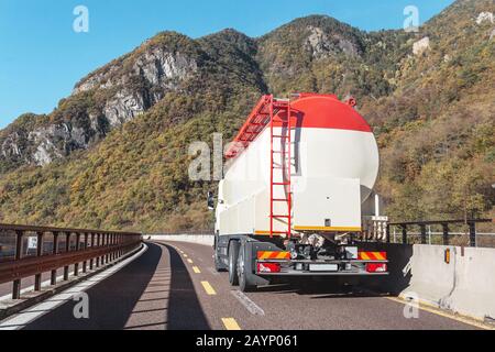 il camion cisterna carburante va in autostrada in montagna Foto Stock