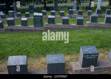 Marcatori delle vittime del Titanic al Cimitero dei Prato di Fairview a Halifax, Nuova Scozia, Canada., che è il luogo di riposo finale per oltre cento victi Foto Stock