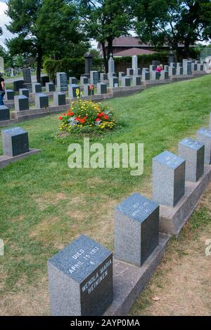 Marcatori delle vittime del Titanic al Cimitero dei Prato di Fairview a Halifax, Nuova Scozia, Canada., che è il luogo di riposo finale per oltre cento victi Foto Stock