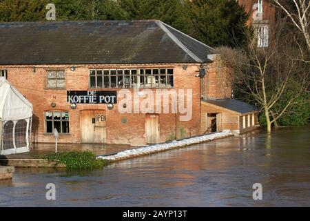 Hereford, Herefordshire, Regno Unito - Domenica 16th Febbraio 2020 - il pub Koffie Pot sorge proprio accanto al fiume Wye. I sacchi di sabbia sulla loro parete di confine potrebbero non essere sufficienti, in quanto il fiume Wye continua a salire e si prevede che salirà durante le prime ore del lunedì mattina dopo gravi precipitazioni in Herefordshire e Galles. Foto Steven May / Alamy Live News Foto Stock