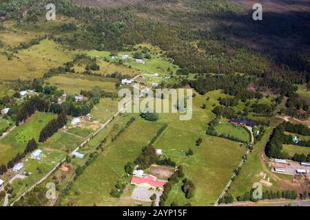 Guardando giù sulla terra deforested per fare il senso per i terreni agricoli che volano a sud di Santiago nel Distretto del Lago Cileno. Foto Stock