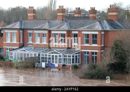 Hereford, Herefordshire, Regno Unito - Domenica 16th Febbraio 2020 - le proprietà adiacenti al fiume Wye soffrono di inondazioni, come il fiume Wye continua a salire. Il fiume Wye dovrebbe picco durante le prime ore di Lunedi mattina dopo forti precipitazioni in Herefordshire e Galles. Foto Steven May / Alamy Live News Foto Stock