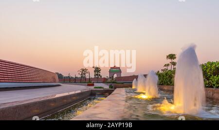 Fontane vicino al National War Memorial vicino all'India Gate, Nuova Delhi, India Foto Stock