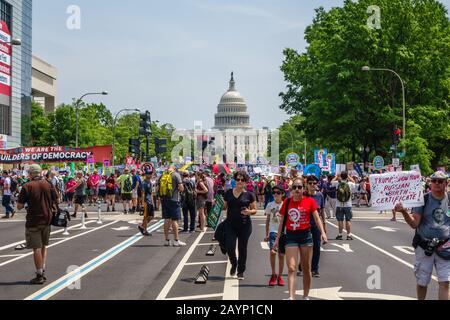 Washington DC, USA:29 aprile 2017 - I Manifestanti si marzo alla dimostrazione del cambiamento climatico su Pennsylvania Avenue. Foto Stock