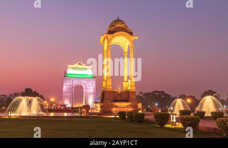 Canopy e l'India Gate a Nuova Delhi, India, vista notturna Foto Stock