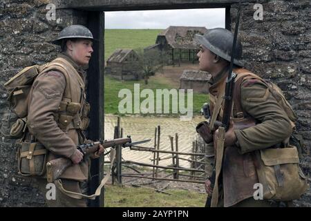 1917 è un film di guerra epico britannico del 2019 diretto, co-scritto, e prodotto da Sam Mendes. Il film è stato protagonista George MacKay e Dean-Charles Chapman, con Mark Strong, Andrew Scott, Richard Madden, Claire Duburcq, Colin Firth e Benedict Cumberbatch nel supporto dei ruoli. Questa fotografia è esclusivamente per uso editoriale ed è il copyright della società cinematografica e/o del fotografo assegnato dalla società cinematografica o di produzione e può essere riprodotta solo da pubblicazioni in collaborazione con la promozione del film di cui sopra. È richiesto un credito obbligatorio per l'azienda cinematografica. Anche il fotografo deve essere cre Foto Stock