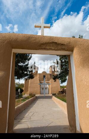 La Chiesa della Missione di San Francisco de Assisi a Ranchos de Taos, New Mexico, USA, fu completata nel 1816 è una chiesa coloniale spagnola scolpita con massi Foto Stock