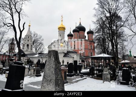 Monastero di Donskoy a Mosca in inverno, un'antica necropoli. Viaggi, turismo Foto Stock