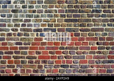 Dettaglio di un vecchio muro di mattoni a Hampton Court Palace Londra Inghilterra UK Foto Stock