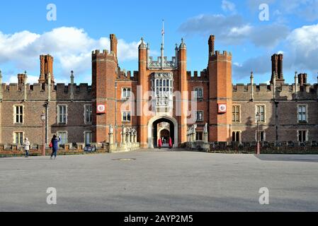 Esterno del Royal Hampton Court Palace West London England UK Foto Stock