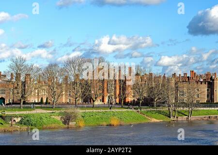 Esterno del Royal Hampton Court Palace West London England UK Foto Stock