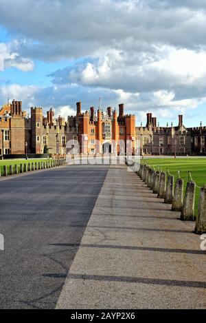 Esterno dell'entrata Ovest all'Hampton Court Palace London England UK Foto Stock