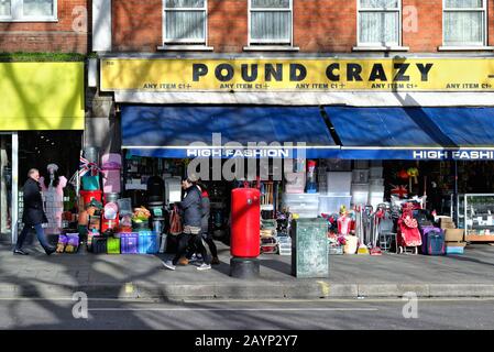 La facciata di un negozio di Pound Crazy a buon mercato su Shepherds Bush Green Londra Inghilterra Regno Unito Foto Stock