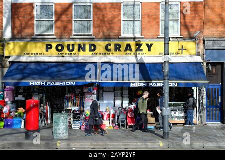 La facciata di un negozio di Pound Crazy a buon mercato su Shepherds Bush Green Londra Inghilterra Regno Unito Foto Stock