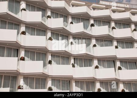 Primo piano della simmetria e della consistenza di un edificio di appartamenti che mostra il progresso economico e la modernizzazione Foto Stock